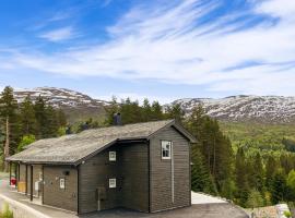 Cozy Home In Nordfjordeid With Wifi, hytte i Nordfjordeid