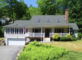 Beautiful Spacious Home w/ Game Room., holiday home in Gilford