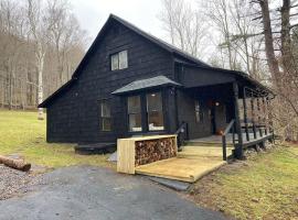 Newly Renovated Catskill Getaway w/ Hot Tub, alojamento para férias em Fleischmanns