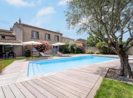 Nice Home In Villegly With Wifi, Heated Swimming Pool And 2 Bedrooms, hôtel pas cher à Villegly