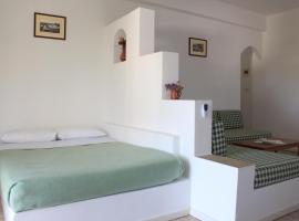 Eleonas Apartments、Sifnosのキッチン付きホテル