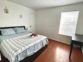 Private room near downtown Dallas2, bed and breakfast en Dallas