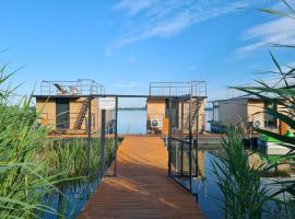 SunRise HouseBoats, nhà nghỉ dưỡng gần biển ở Łazy