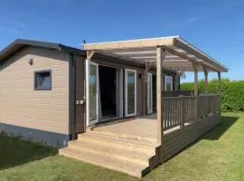 Chalet Boerenbries - Heerlijk chalet met overkapt terras en 2 slaapkamers - max 4 pers - 3 km van Noordzee - locatie op camping Moorhoek 5