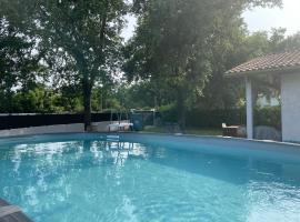 Villa au calme avec piscine, grand jardin et studio indépendant, casă de vacanță din Andernos-les-Bains