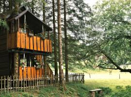 Treehouse KUPARI Nacionalni park Risnjak, מקום אירוח ביתי בČabar