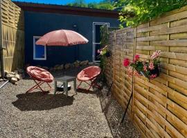 Petite maison au calme avec jardin clôturé les animaux bienvenue: Mollau şehrinde bir tatil evi