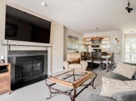 Walk to Shuttle! - Spacious Condo - FREE Parking, hotell i Vail