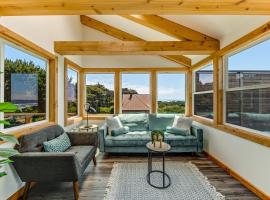 Cape Cod Cottages - #1, holiday home in Waldport