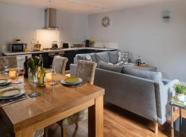 The Coachhouse - Cottage with Private Hot tub, semesterhus i Colwyn Bay