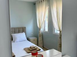 Apartment for rent Piqeras, Sarande，Piqeras的有停車位的飯店