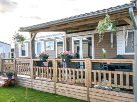 Beautiful chalet in Oostkapelle with swimming pool, hotel Oostkapellében