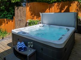 The Coachhouse - Cottage with Private Hot tub, holiday home in Colwyn Bay