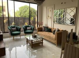Homey Stays - 3 Bedroom Holiday Home - DHA, hotel v mestu Lahore