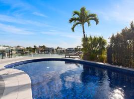 Luxurious Waterfront North Facing 5 bedroom House with pool, pontoon and Deep Water Access near Mooloolaba, lemmikkystävällinen hotelli kohteessa Mooloolaba