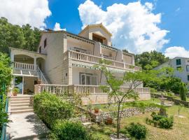 Apartments by the sea Brela, Makarska - 18356, hotell i Brela