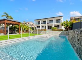 4 bedroom fabulous home on canal, hotel din Mooloolaba
