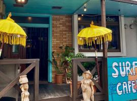 Surfer's Cafe& Hostel, albergue en Chatan