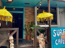 Surfer's Cafe& Hostel, Hostel in Chatan