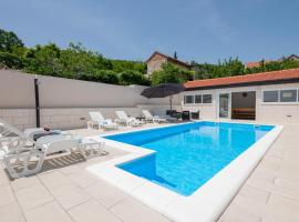 Lovely Home In Lokvicici With Outdoor Swimming Pool, βίλα σε Lokvičič