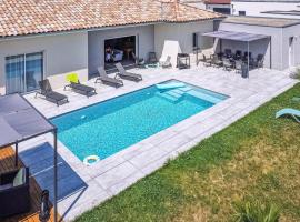 Amazing Home In Pont-vque With Outdoor Swimming Pool, vilă din Pont-Évêque