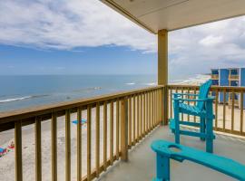 North Topsail Beach Vacation Rental with Balcony!, hotel North Topsail Beachben