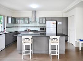 The Decks - Family Beach Getaway - 8 guests ZE9, holiday home in Kawana Waters