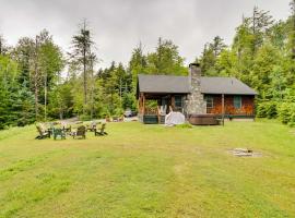 Secluded Elka Park Cabin Hot Tub and Fire Pit!, Hotel mit Parkplatz in Elka Park