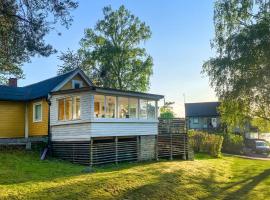 Beautiful Home In Sdertlje With Kitchen，南泰利耶的小屋