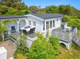 Beach Front Home In Frvik With House Sea View, hotell i Arendal
