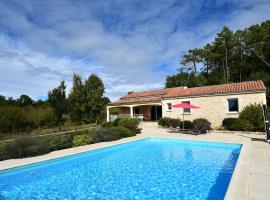 Holiday home in Montcl ra with sunny garden playground equipment and private pool, hotelli, jossa on uima-allas kohteessa Montcléra