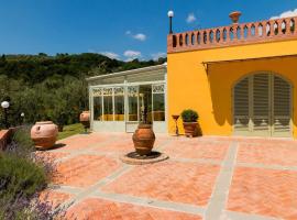 Bright Farmhouse in Montecatini Terme with Swimming Pool, loc de cazare din Pieve a Nievole