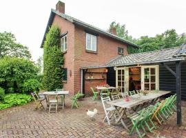 Cozy group house in Reusel in a natural environment, hotel i Lage Mierde