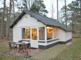 Completely detached bungalow in a nature filled park by a large fen, hotel in Stramproy