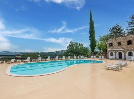 Majestic villa in Fermignano with private pool, hotel a Fermignano
