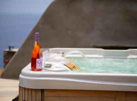 Sunrise stone villa with Jacuzzi by Neuvel, sumarbústaður í Péra Meriá