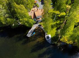 Villa Kesätie - Lakeside Paradise, hotel v destinaci Nurmijärvi