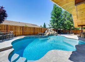 California Vacation Rental with Private Pool and Patio, cabaña o casa de campo en Visalia