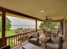 Cedar Creek Lake House with Hot Tub and Private Dock!, hotel with parking in Kemp