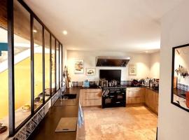 La Cour Verte : Chaleureuse grange réhabilitée, Hotel in Montépilloy