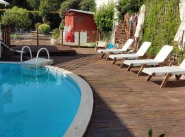 Villa De Lux with pool، بيت عطلات في كينتا دو أنجو