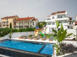 Holiday House Dominik apartments, מלון עם חניה בסבטי פטר