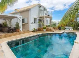 Le Badamier Blanc villa familiale 5 étoiles piscine chauffée 13 personnes