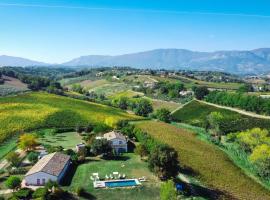 LA CASA NEI VIGNETI 10, Emma Villas, rumah liburan di Catignano