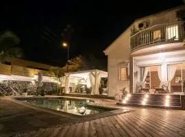 Le Grand Badamier Blanc grande villa familiale 5 étoiles piscine chauffée 17 personnes