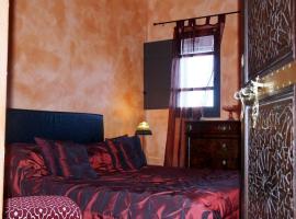 Chambre Meknes, Riad 7 au village naturiste Couple only, riad in Cap d'Agde