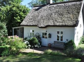 Zauberhaftes englisches Cottage am Gutshaus: Groß Schoritz şehrinde bir otel