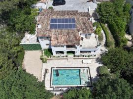Villa de charme piscine et jacuzzi 190 m2, hotel in Mouans-Sartoux