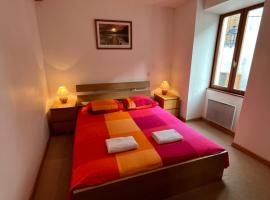 Townhouse The Granary Bourg d’Oisans, hotel with parking in Le Bourg-dʼOisans