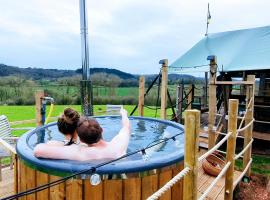 Hakuna Matata Safari Lodge - Sublime, off-grid digital detox with hot tub, camping de luxo em Shelsley Walsh